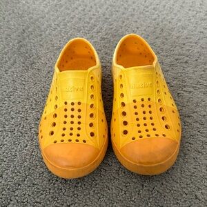Native toddler shoes size 8c yellow
